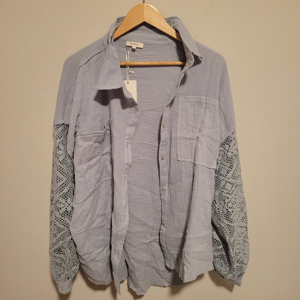 Long sleeve button down blue shirt l